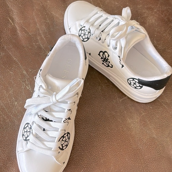 GUESS LOVEN LEATHER SNEAKERS NWT - Picture 2 of 8